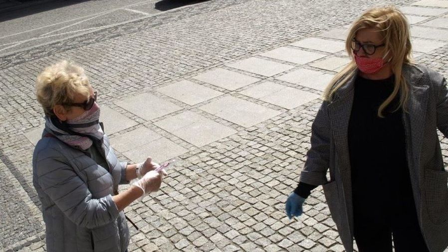 Dolny Śląsk. Kara za rozdawanie maseczek. Mieszkańcy Świebodzic zebrali już 10 tys zł