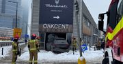 Warszawa: Mercedes uderzył w budynek po zderzeniu ze Skodą