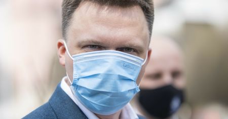 Szymon Hołownia ostro zakpił. Zjadliwe słowa w przekazie na żywo