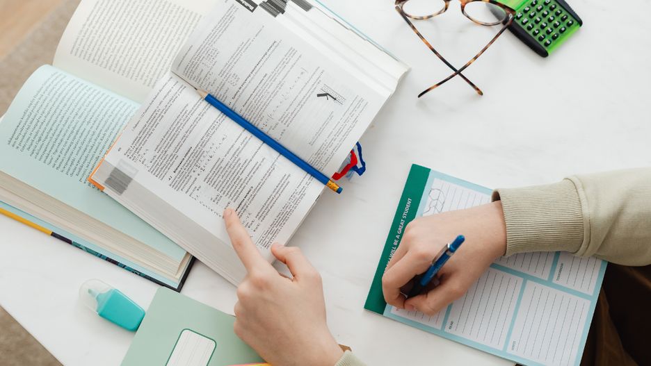 Students who want to study at universities abroad 