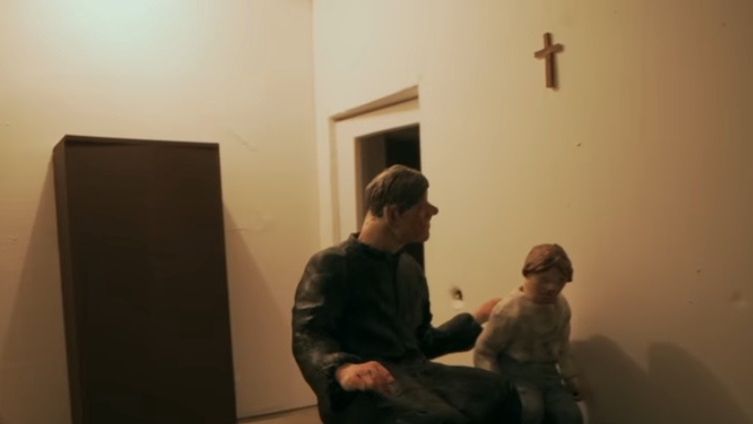 Kadr z filmu "Zabawa w chowanego" braci Sekielskich