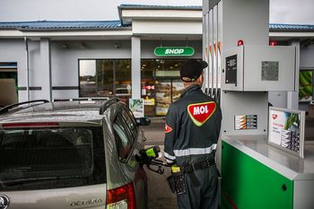 Węgry i Słowacja na celowniku Brukseli. Poszło o ceny paliw