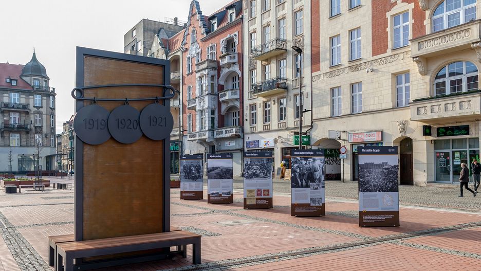 Śląskie. Instalacja artystyczna na Rynku w Bytomiu z datami powstań przypomina o trzech śląskich powstaniach w latach 1919-1921.