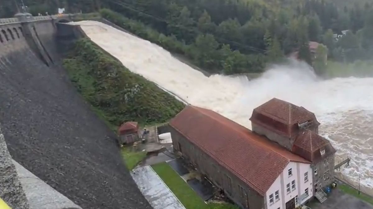 Zapora na jeziorze Pilchowickim za kilka godzin przed zalaniem