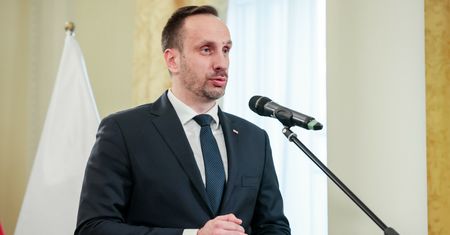 Janusz Kowalski zmienił zdanie w sprawie szczepień przeciwko COVID-19