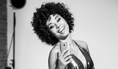 Omenaa Mensah z „papilarną rewolucją” reklamuje ZTE Blade V7 Lite (wideo)