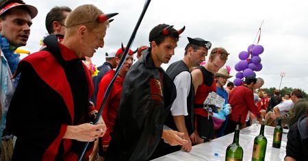 Wino, ostrygi i śpiew. Tak wygląda maraton w Medoc