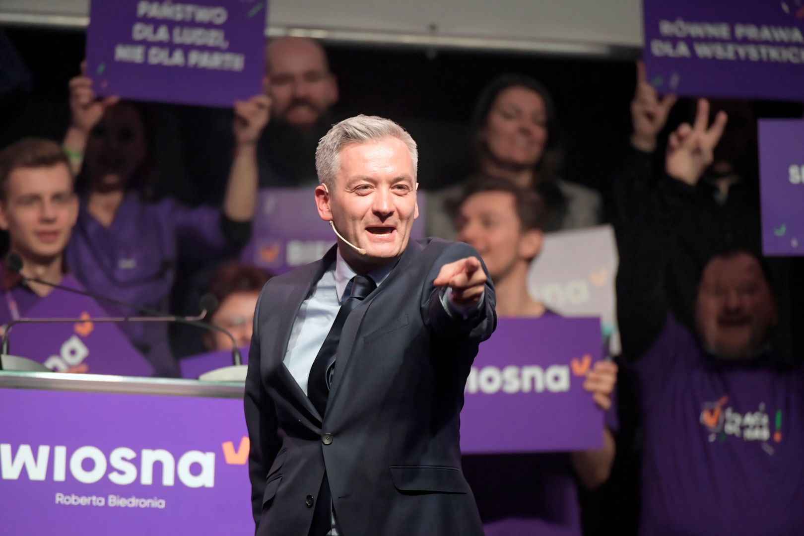 Dobra wiadomość dla Roberta Biedronia. Jego partia może liczyć na spore wsparcie