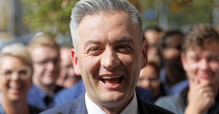 Robert Biedroń składa życzenia politykom. Pawłowicz dostała od niego prezent