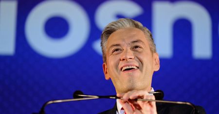 Biedroń krytycznie o obietnicach PiS. "Seniorzy umieją liczyć"