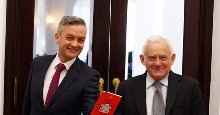 Wybory prezydenckie 2020. Leszek Miller o Robercie Biedroniu: Nie tylko kobieta zmienną jest
