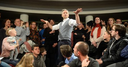 Biedroń show. Mocna muzyka i tłumy na sali