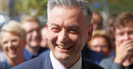 Polacy najchętniej poszliby na piwo z Robertem Biedroniem