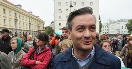 Biedroń deklasuje rywali. Sondaż
