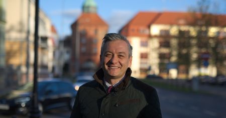 Robert Biedroń składa życzenia TV Trwam: pierwszej telewizji, w której bezdomni rozdają samochody