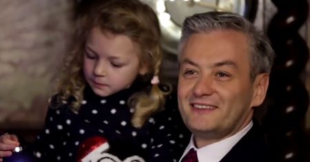Biedroń nagrał piosenkę świąteczną. Jest co oglądać