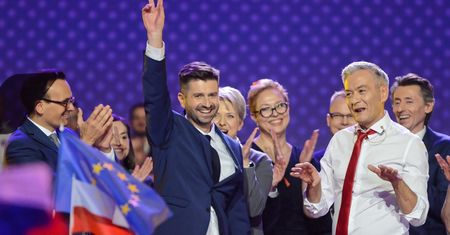 LGBT+. "Gdzie jest Robert Biedroń?". Lider Wiosny atakowany za rzekomy brak sprzeciwu wobec PiS