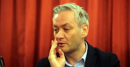 Robert Biedroń zwołał nadzwyczajną sesję. I pojechał na urlop. "Stawia nas pod ścianą"