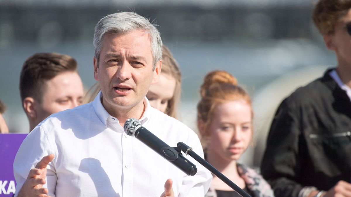 Robert Biedroń chce, by początkujący nauczyciel zarabiał 3,5 tys. zł