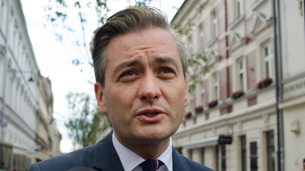 Robert Biedroń chce, by każdy emeryt miał zagwarantowane przynajmniej 1600 złotych świadczenia