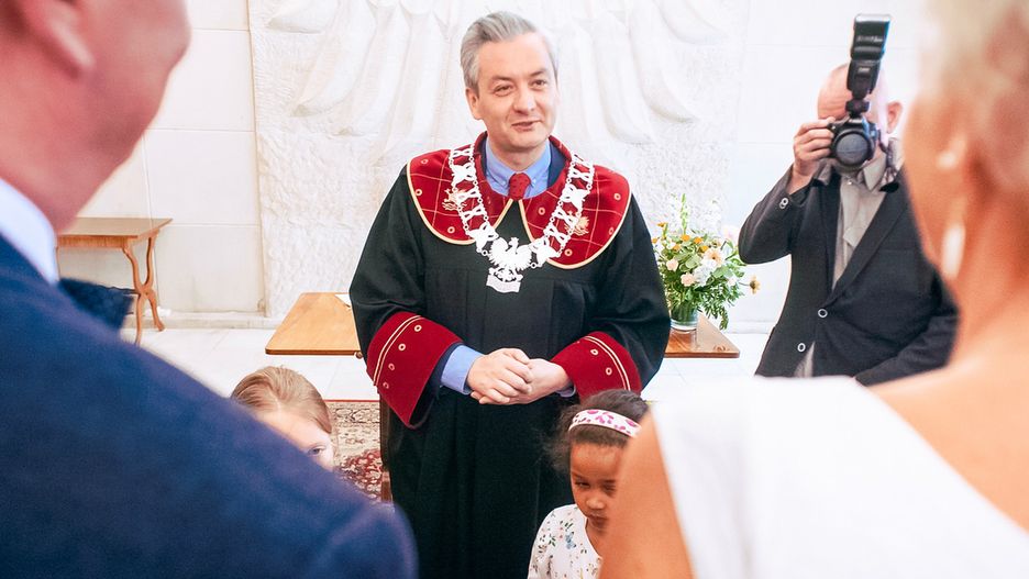 Robert Biedroń w zeszły weekend udzielił w Słupsku ślubu Barbarze i Aleksandrowi.