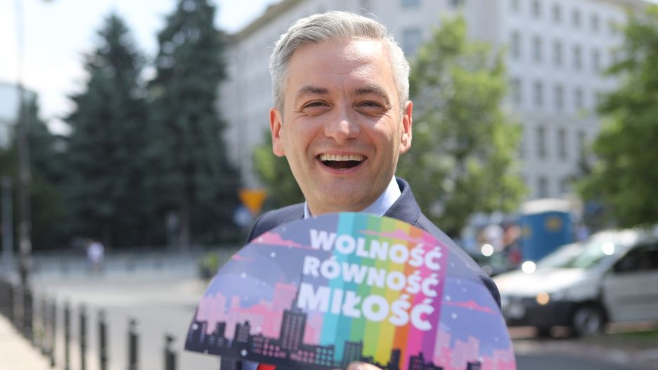 Robert Biedroń na konferencji prasowej przed Sejmem