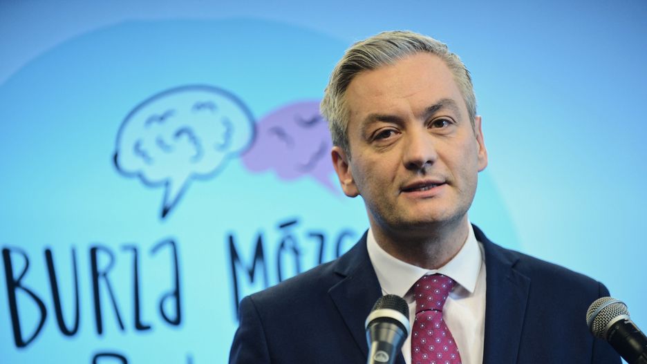 Antykościelny front może się nie opłacić Robertowi Biedroniowi. Nie on pierwszy spadłby z konia na tej wojnie.