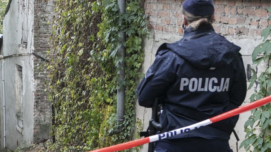 Lublin. Matka zabila troje swoich dzieci30.09.2021. Lublin. Policjanci zabezpieczaja dom przy ul. Nadbystrzyckiej, gdzie 26-letnia kobieta zabila troje swoich dzieci, w wieku od 8 miesiecy do 4 lat.,Image: 635465093, License: Rights-managed, Restrictions: , Model Release: no, Credit line: Jacek Szydlowski / ForumJacek Szydlowski / Forumpotrojne zabojstwo w Lublinie, zabojstwo dzieci, Lublin, policja, miejsce zberodni, ilustracja, ogledziny, zbrodnia, morderstwo, matka zabila dzieci, dzieciobojczyni, mundurowi