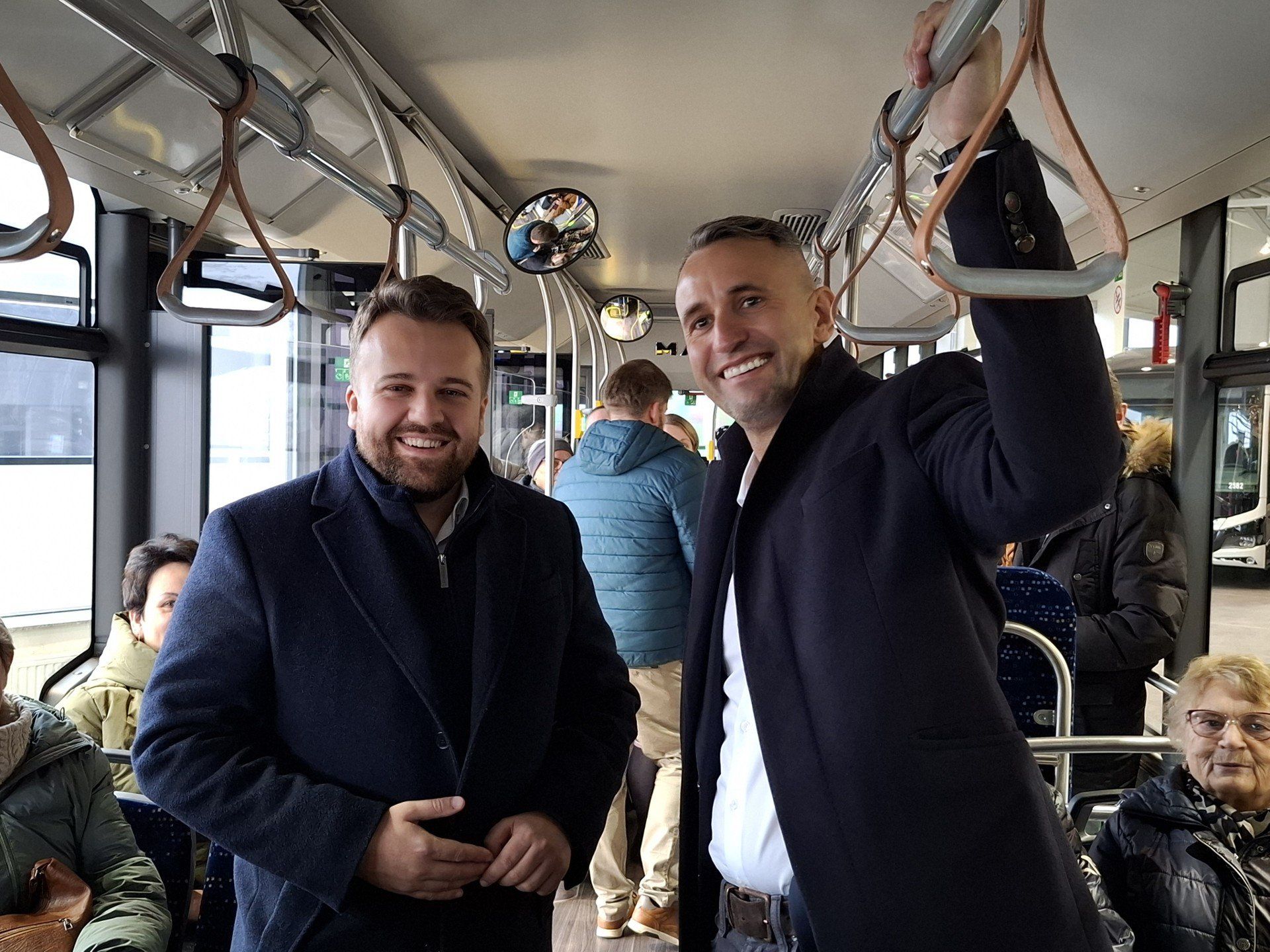 Na zdjęciu: prezydent Starachowic Marek Materek i Marcin Grabowski, dyrektor do spraw sprzedaży autobusów w MAN Bus Starachowice.