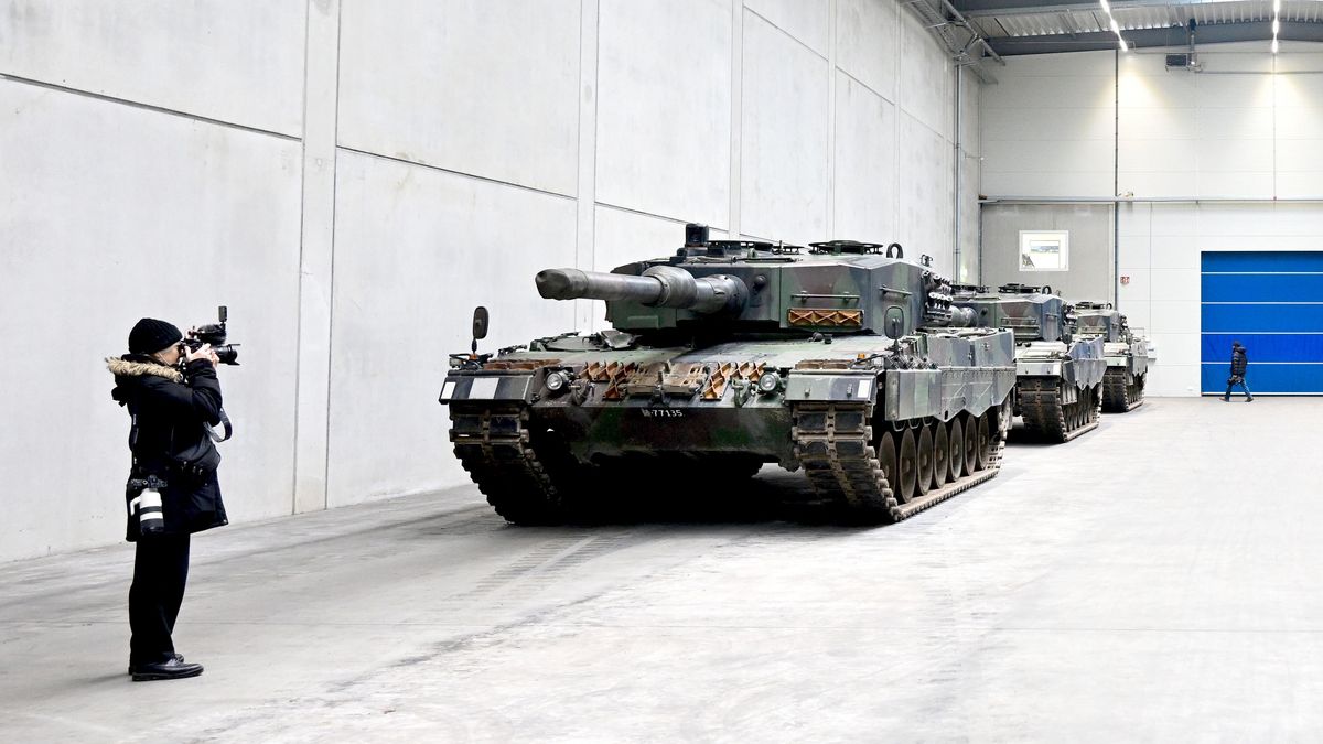 Na zdjęciu niemieckie czołgi Leopard 2 w zakładzie firmy Rheinmetall