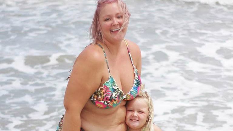 Matka z córką na plaży