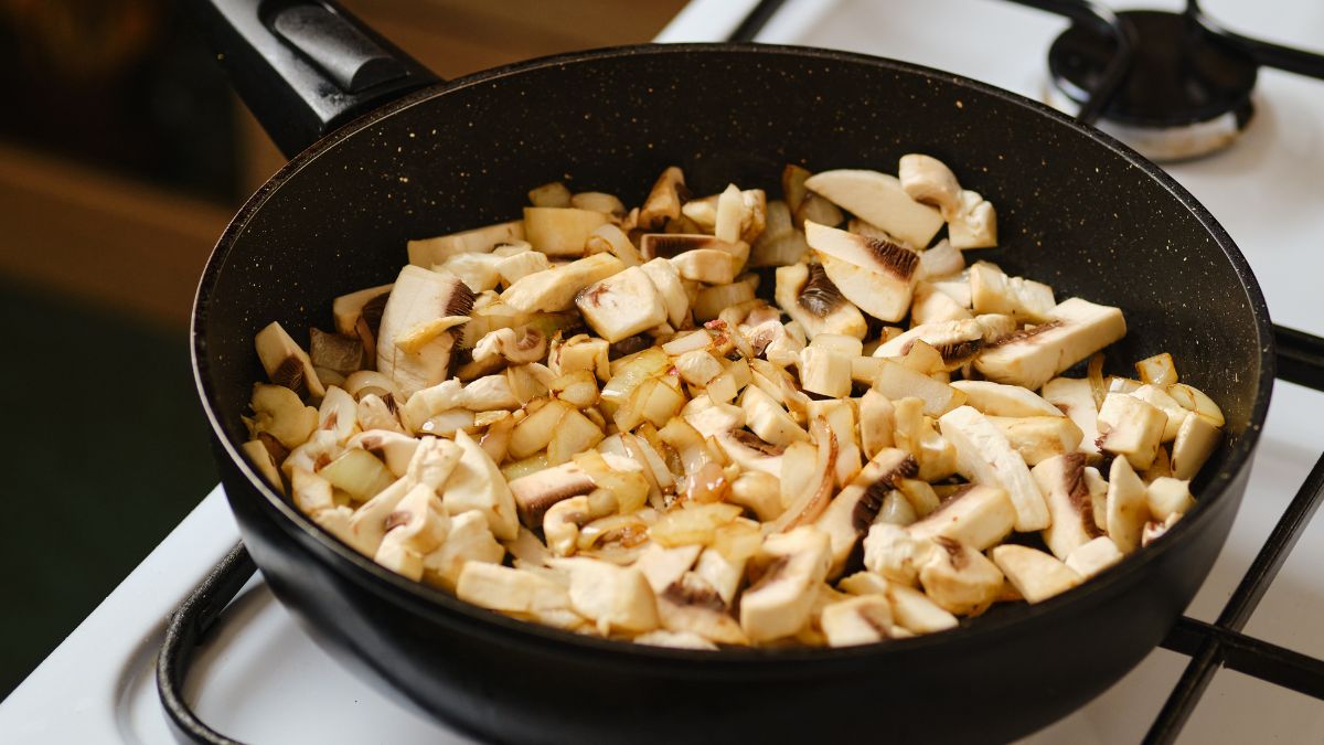 Jak usmażyć pieczarki, by nie puściły wody i były złociste?