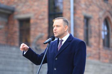 Prezydent Karol Nawrocki wygłasza oświadczenie w Oświęcimiu. 