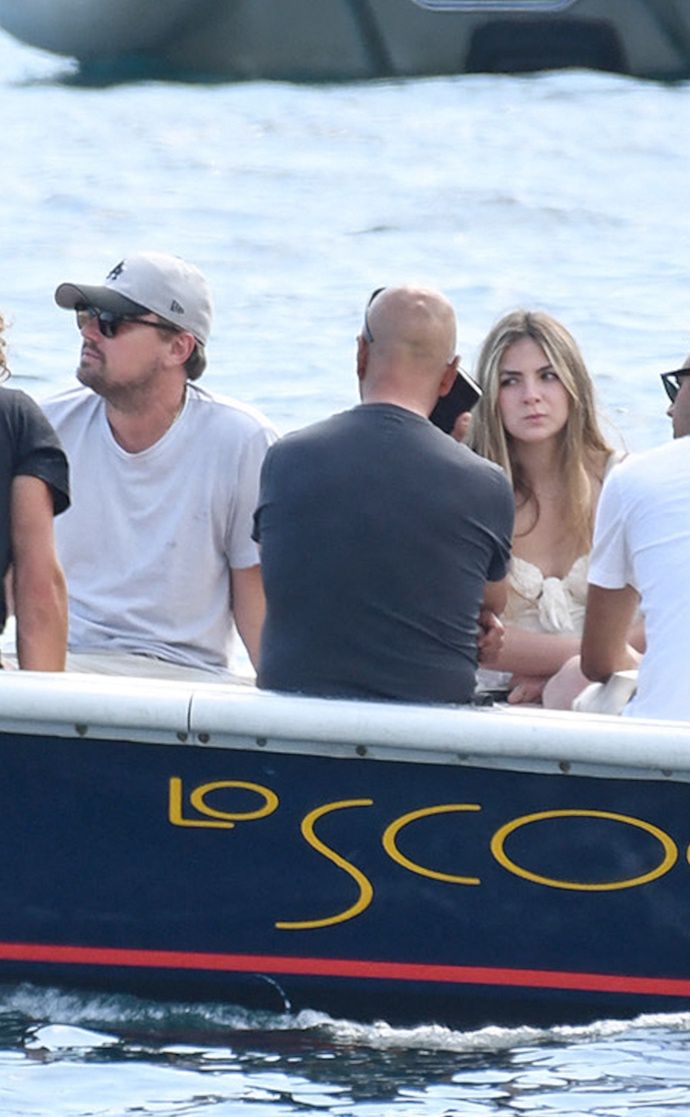 Leonardo DiCaprio z rodzicami i młodą pięknością