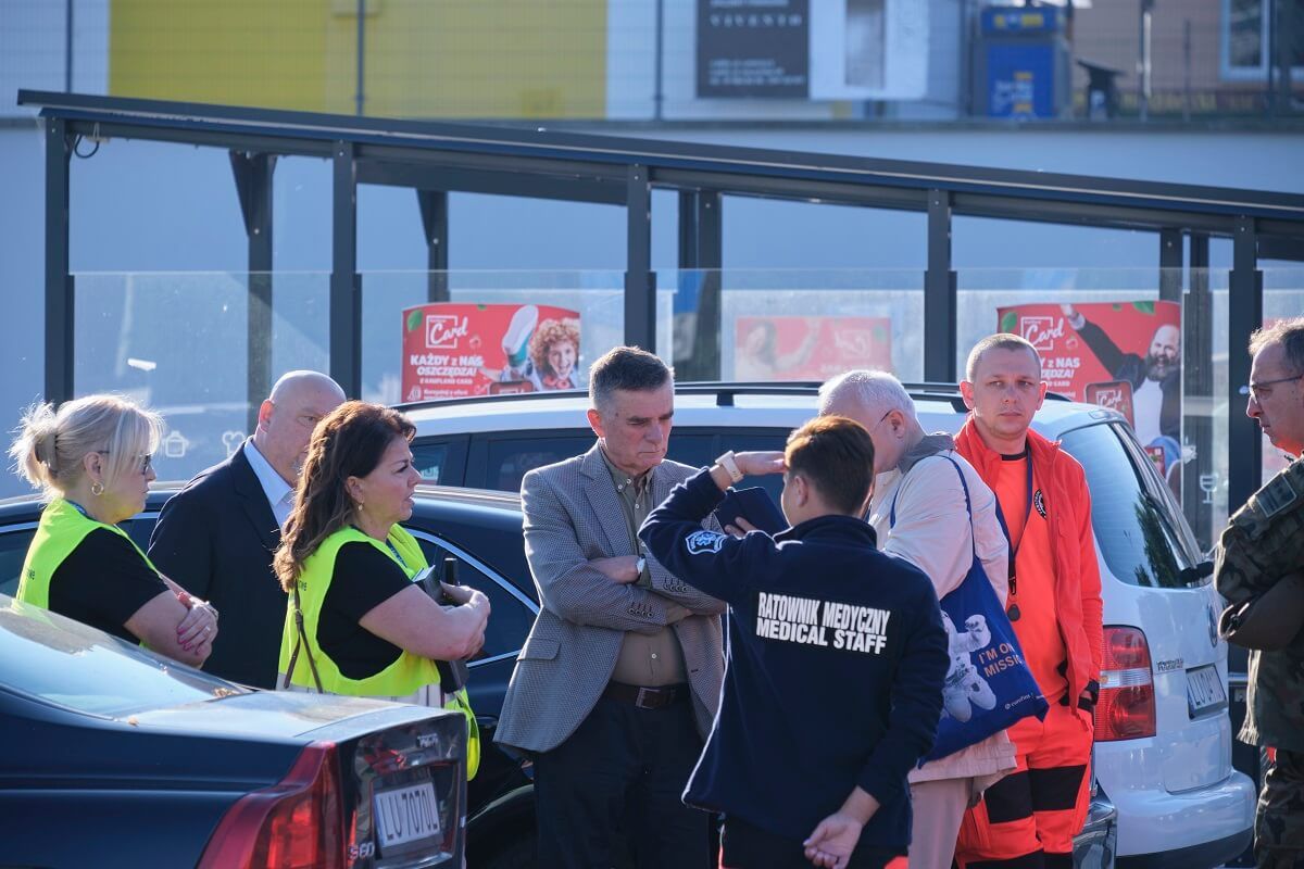 Wojewoda lubelski Lech Sprawka rozmawiający ze służbami