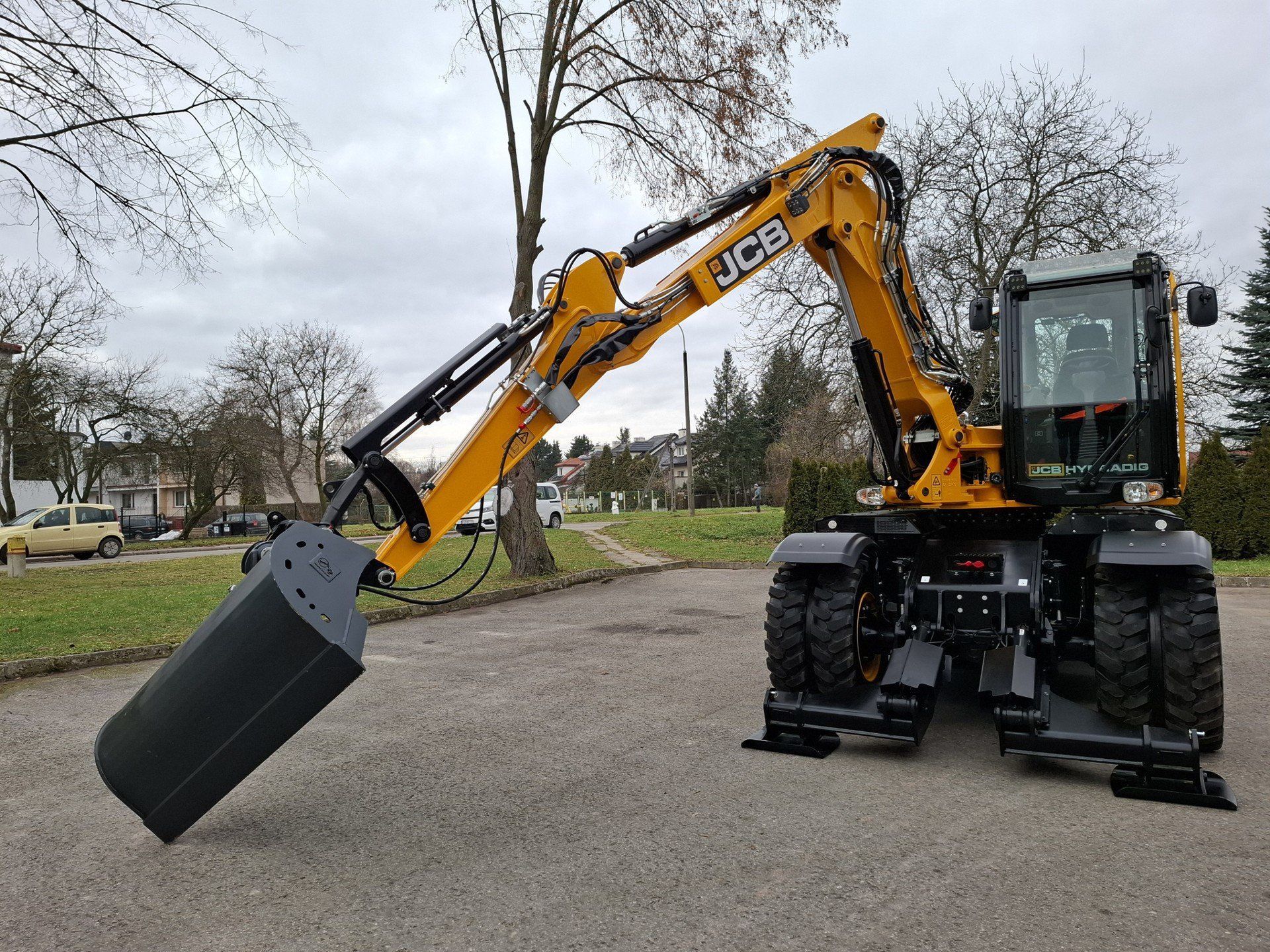 Koparko-ładowarka przechowywana jest w siedzibie Przedsiębiorstwa Wodociągów i Kanalizacji, które zostało włączone do realizacji zadań związanych z ochroną ludności i obroną cywilną.
