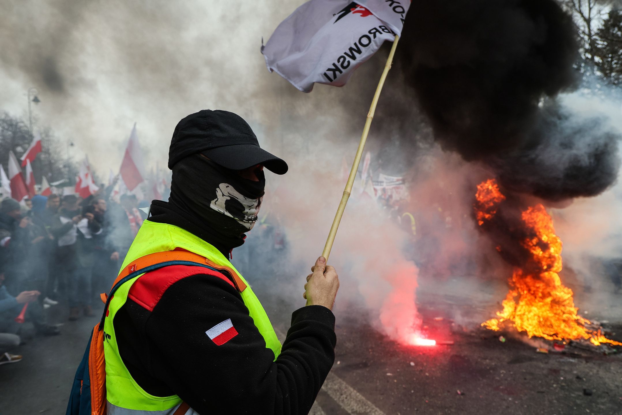 Warszawa, 06.03.2024. Demonstracja rolników w Warszawie, 6 bm. Rolnicy z całej Polski kontynuują protesty. Ich powodem jest m.in. niedawna decyzja Komisji Europejskiej o przedłużeniu bezcłowego handlu z Ukrainą do 2025 roku, a także sprzeciw wobec prowadzonej przez Unię Europejską polityce Zielonego Ładu. (ad) PAP/Paweł Supernak