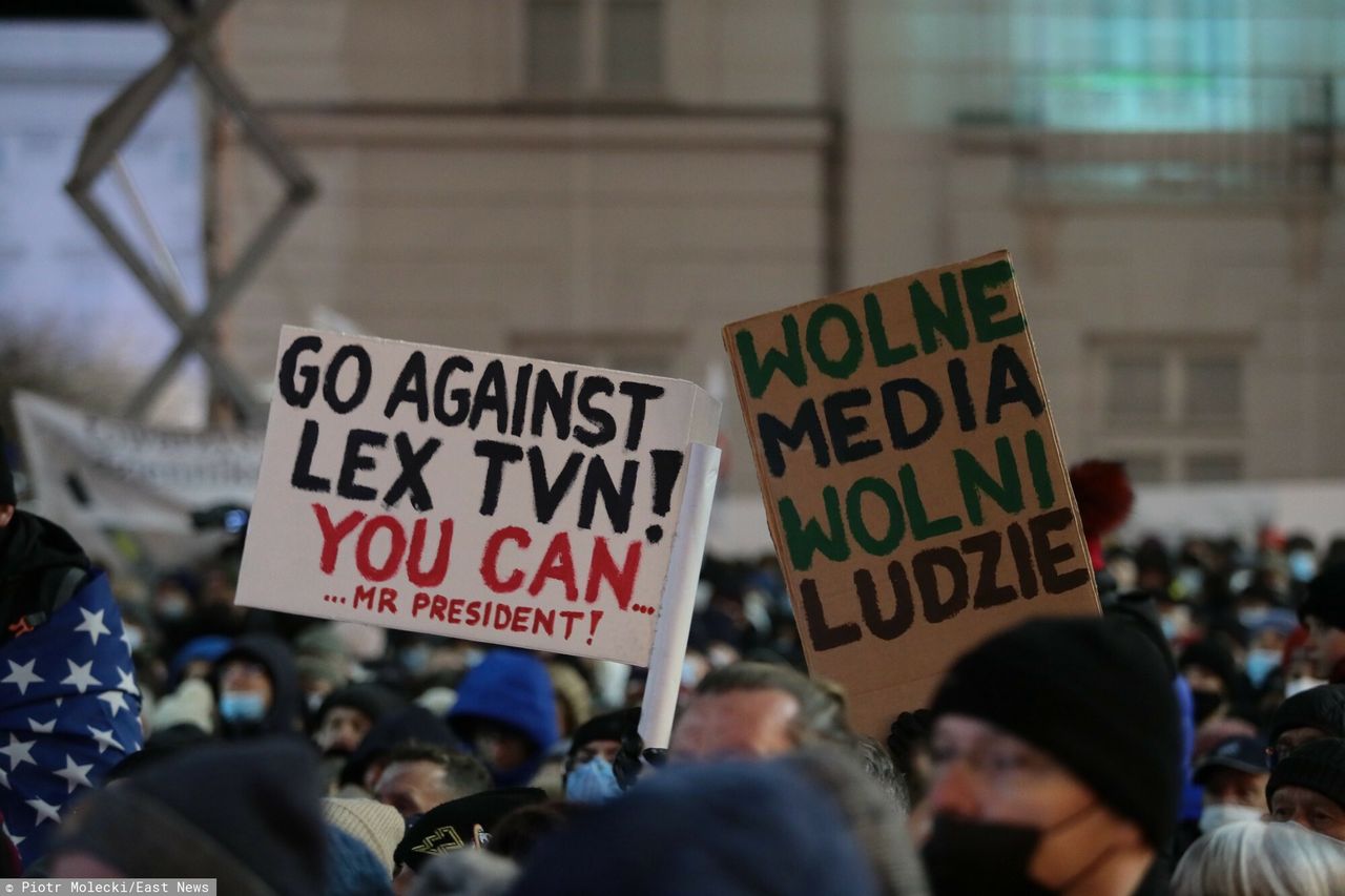 Protesty ws. "lex TVN". "Panie prezydencie, chcemy weta". Na zdjęciu manifestacja przed Pałacem Prezydenckim w Warszawie 