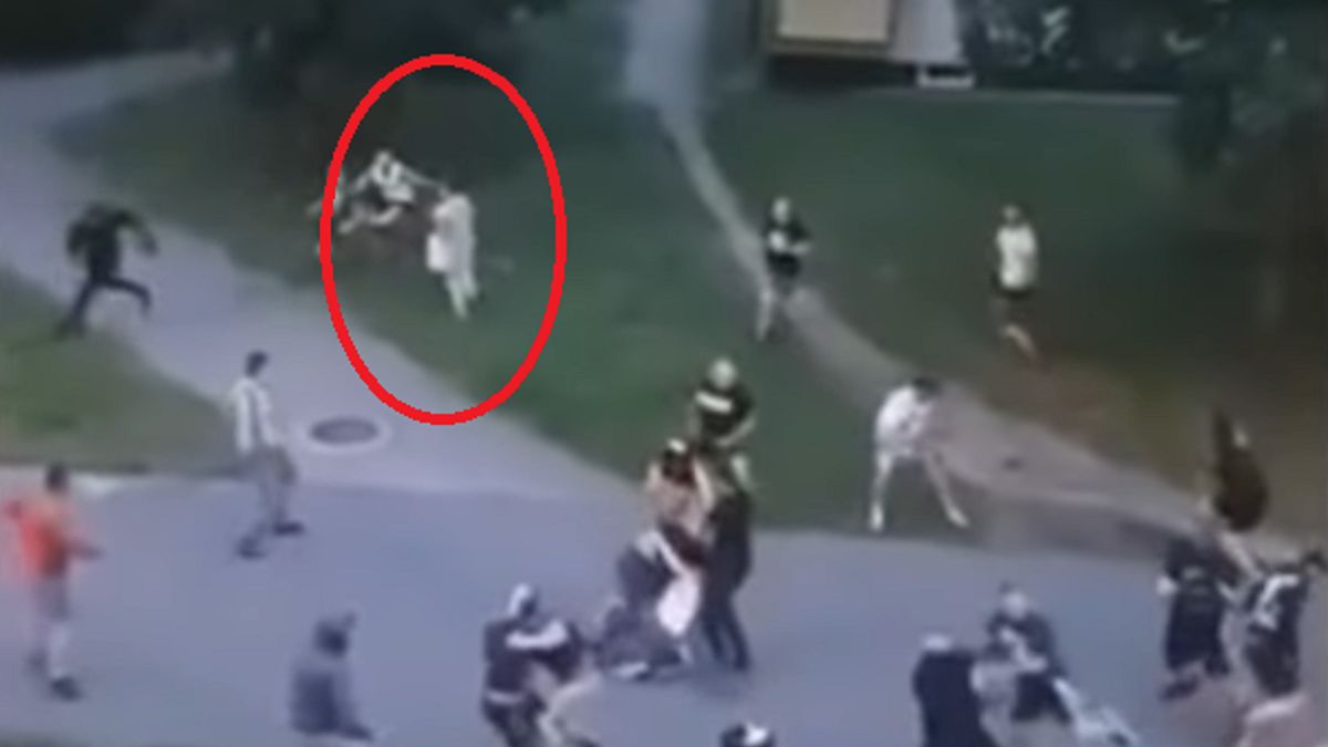 Starsza pani w centrum ustawki 