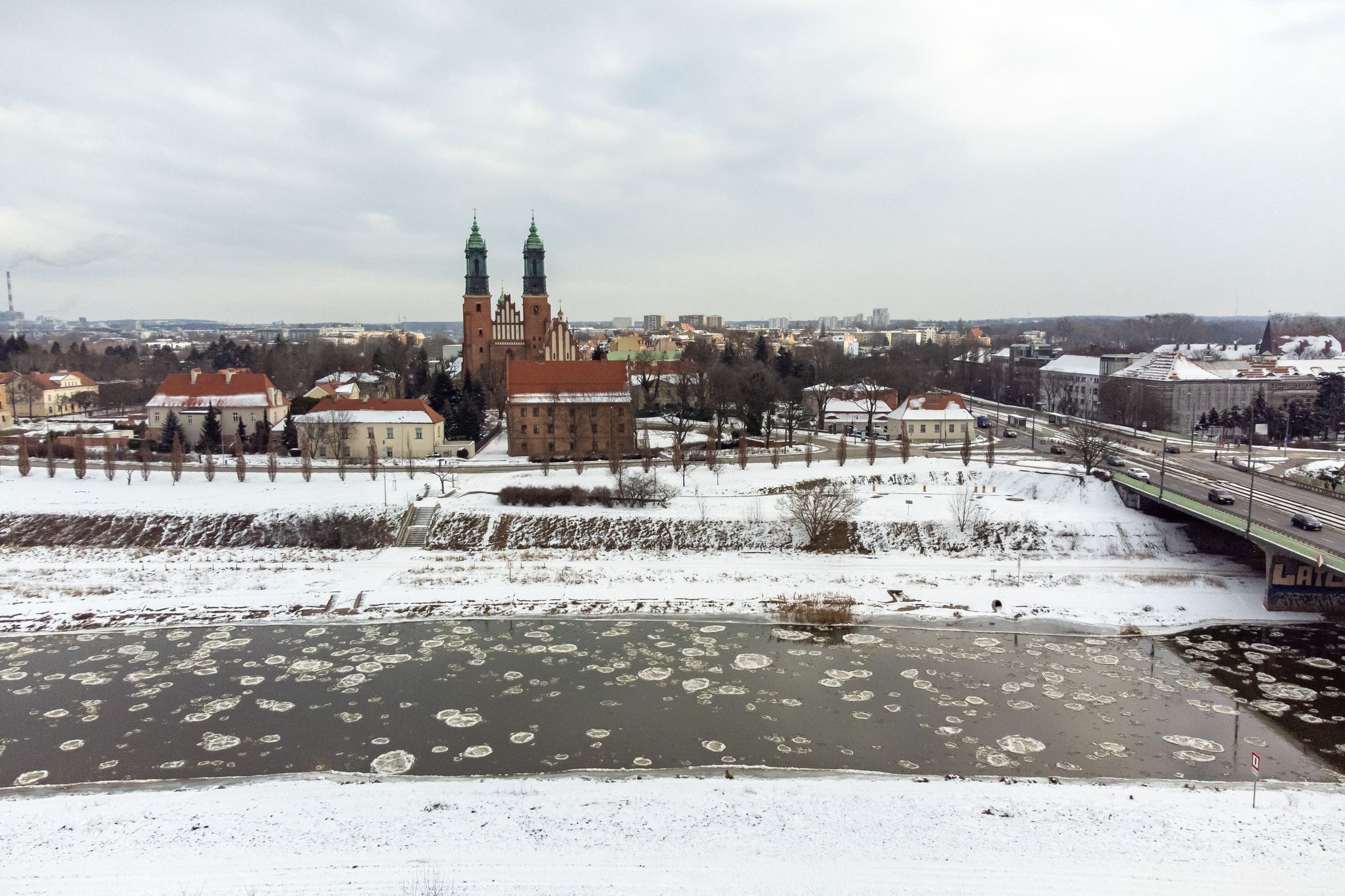 Poznań, 18.02.2025. Śryż zwany inaczej lodem prądowym na rzece Warcie w Poznaniu, 18 bm. (ad) PAP/Jakub Kaczmarczyk