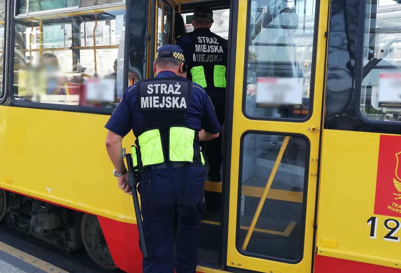 Warszawa. Nieprzytomny 18-latek w tramwaju. Zaskakujący finał interwencji straży miejskiej