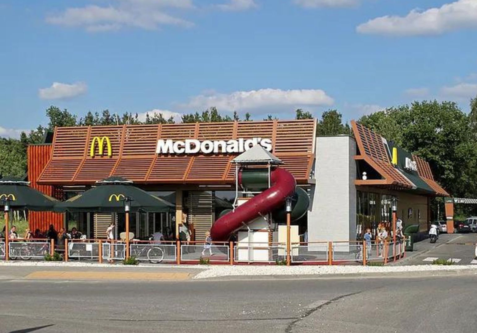Zarobki w McDonald’s w Polsce i w Niemczech. Gdzie jest lepiej?