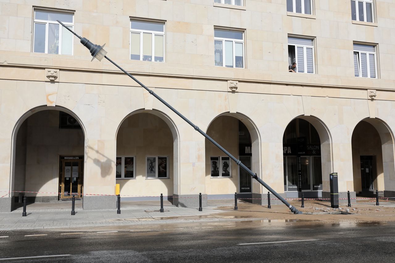 Warszawa. Płynie Trakt Królewski. Awaria wodociągowa w centrum