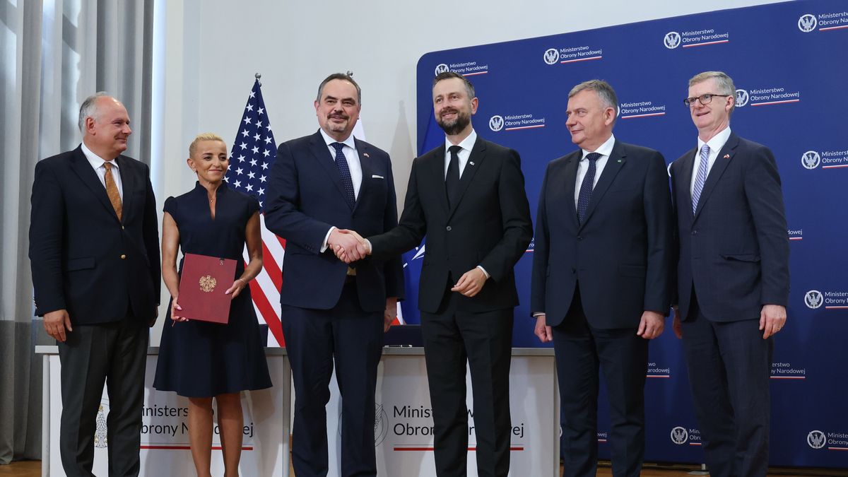 Warszawa, 25.07.2025. Wicepremier, minister obrony narodowej Władysław Kosiniak-Kamysz (3P), podsekretarz stanu ds. kontroli zbrojeń i bezpieczeństwa międzynarodowego USA Brent T. Christensen (3L), wiceszefowie MON Paweł Zalewski (L) i Paweł Bejda (2P), chargé d'affaires ambasady USA w Polsce Daniel Lawton (P) oraz pierwsza wiceprezes Banku Gospodarstwa Krajowego prof. Marta Postuła (2L) podczas uroczystości w siedzibie Departamentu Wojskowych Spraw Zagranicznych MON w Warszawie, 25 bm. W trakcie spotkania podpisano umowę dot. udzielenia Polsce przez Stany Zjednoczone gwarancji kredytowej w ramach programu Foreign Military Financing. (amb) PAP/Albert Zawada
