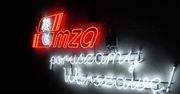 Warszawa. Neon na budynku MZA. Zachęca do podróżowania komunikacją miejską