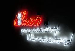 Warszawa. Neon na budynku MZA. Zachęca do podróżowania komunikacją miejską
