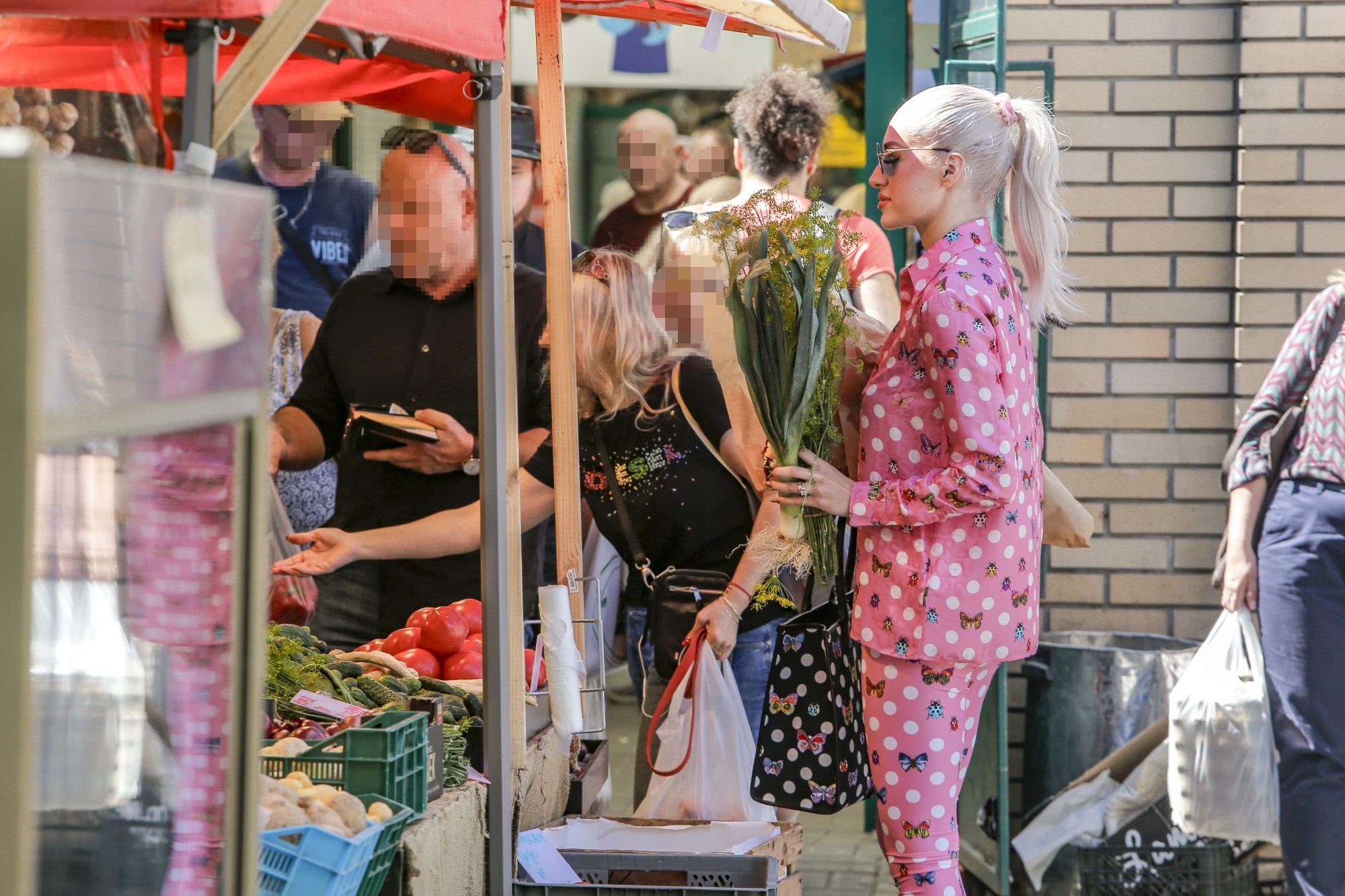 Caroline Derpienski odziana w Versace krąży między straganami
