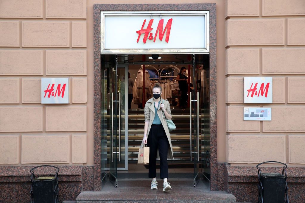 H&M zamyka setki sklepów. Sieć stawia na sprzedaż internetową