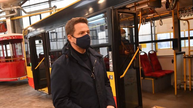 Warszawa. Prezydent Warszawy Rafał Trzaskowski podczas konferencji prasowej w zajezdni autobusowej MZA przy ul. Stalowej