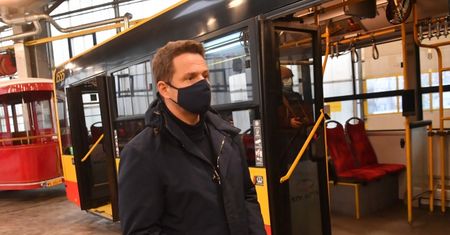 Koronawirus w Polsce. Rafał Trzaskowski: specjalne autobusy do szpitala na Stadionie Narodowym
